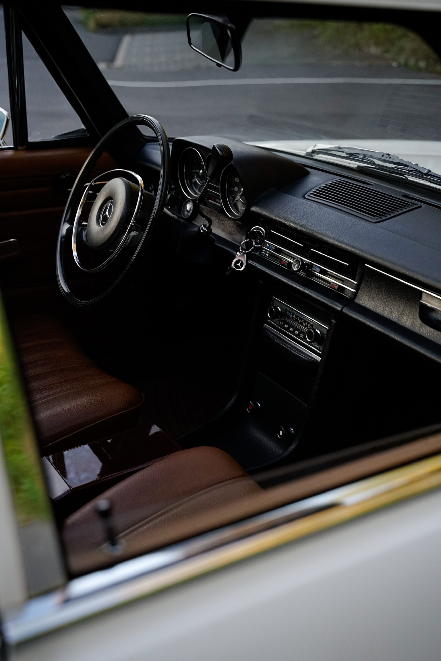 Cockpit eines Oldtimers: Lenkrad, Instrumente und Armaturenbrett