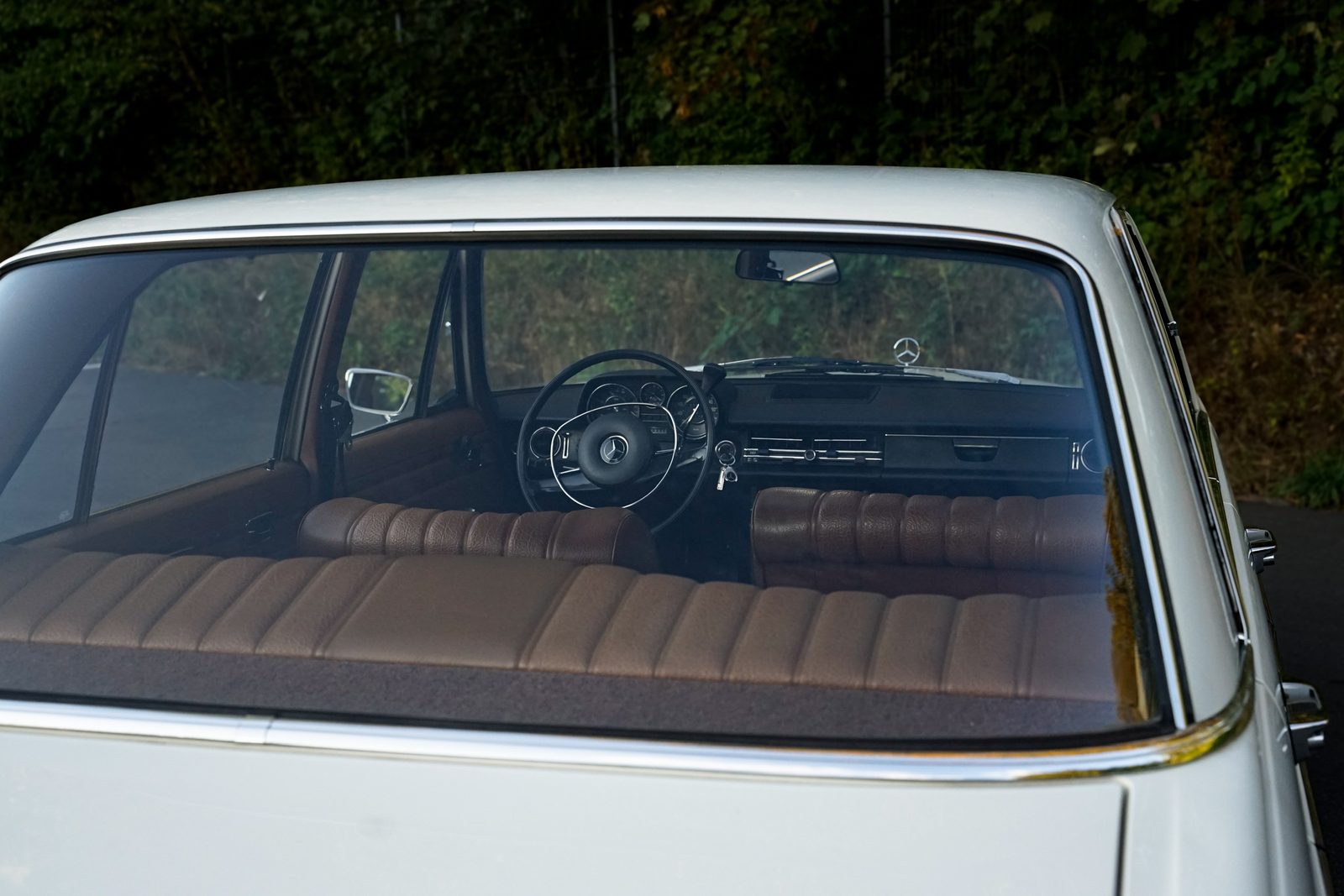 Gepflegter Innenraum eines Oldtimers mit braunem Ledergestühl