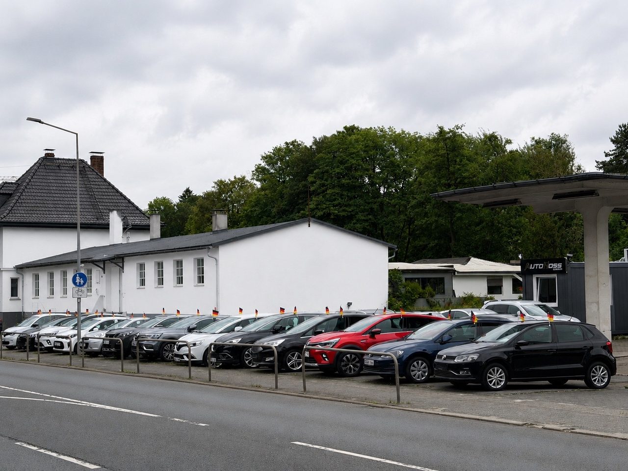 Verkaufshof von AutoHoss Hemer an der Mendener Straße